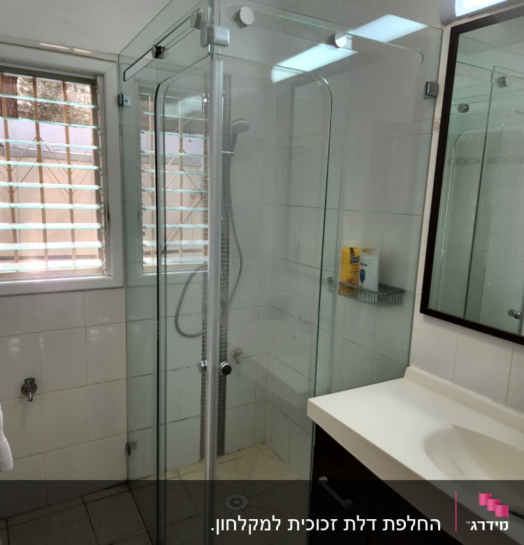 מקלחון זכוכית עם ראש מקלחת ומדף סבון